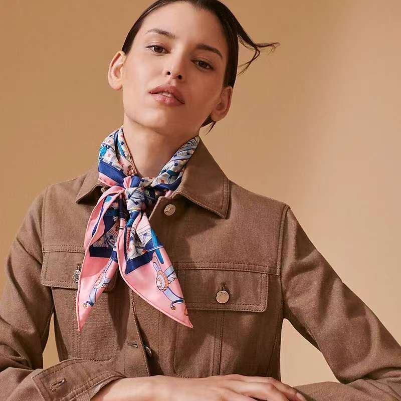 Carré 70 Les Voitures Nouvelles Scarf