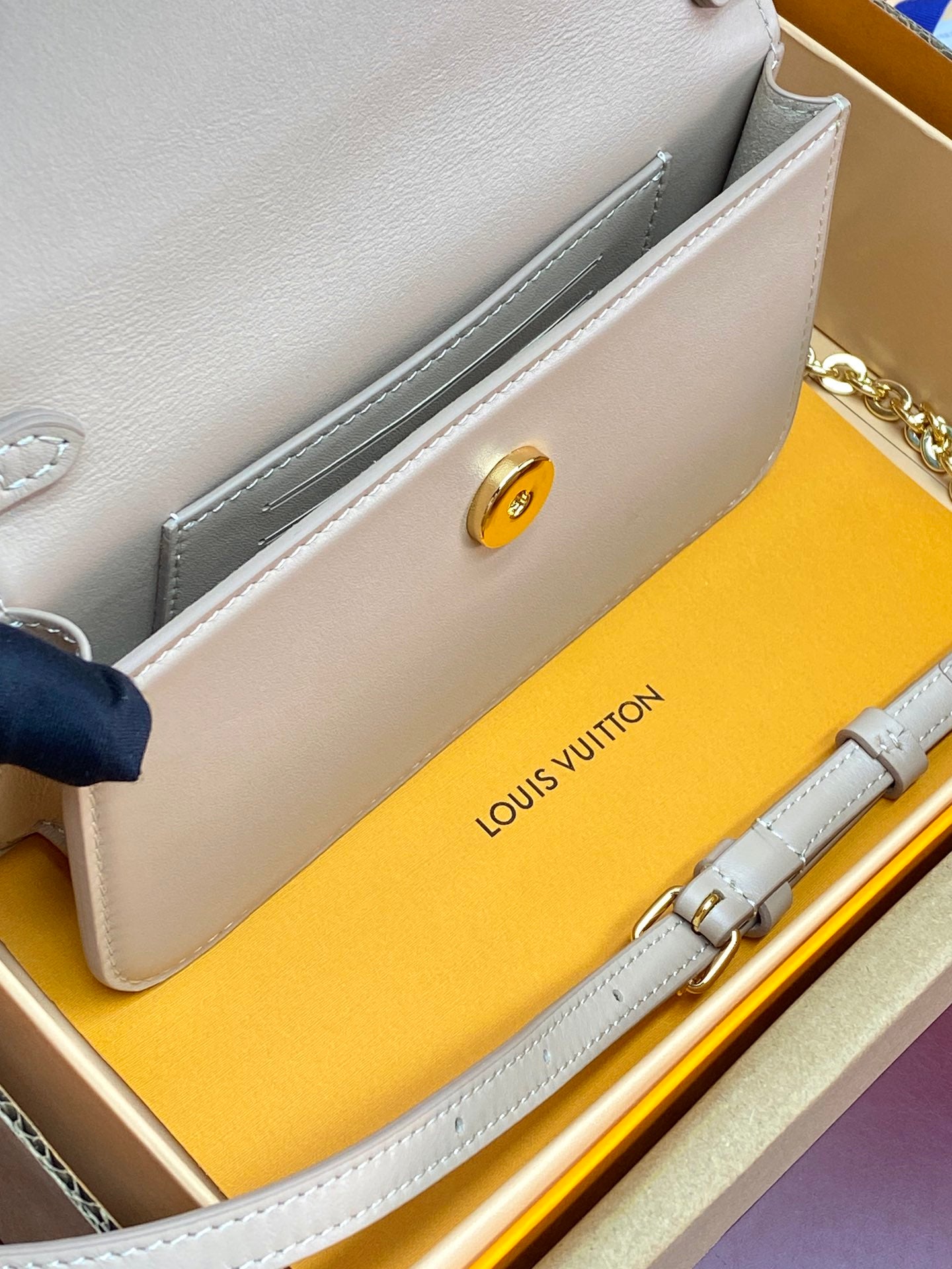 Wallet On Chain – LV Bloom Collection