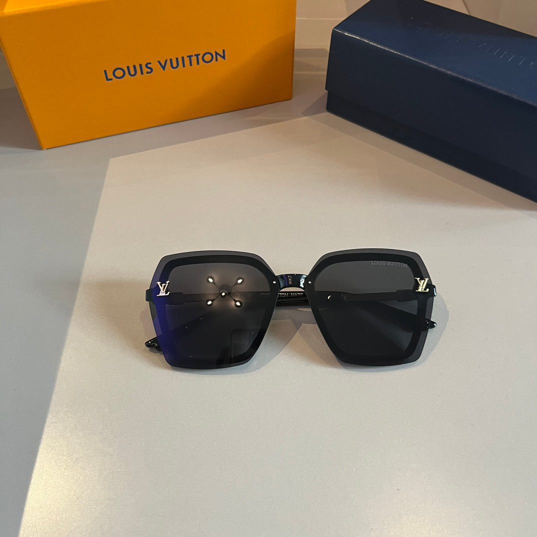 Elegant Gold Detail Square Sunglasses