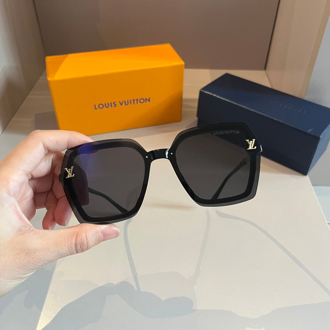 Elegant Gold Detail Square Sunglasses