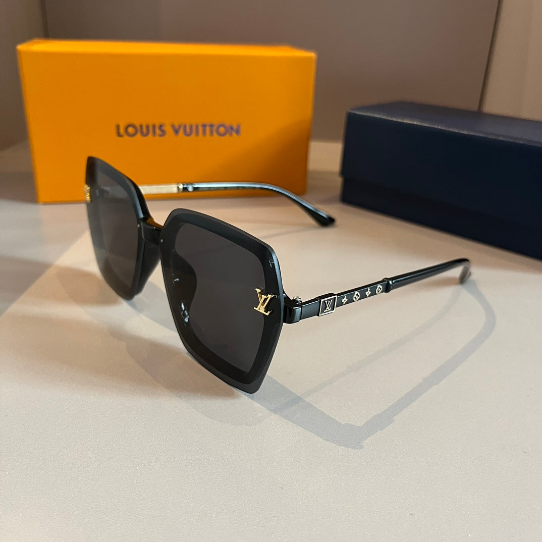 Elegant Gold Detail Square Sunglasses