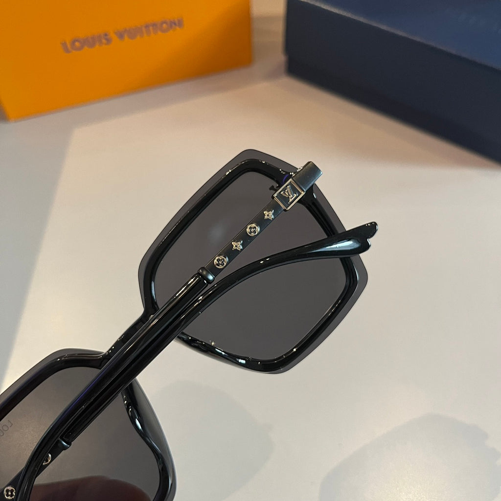 Elegant Gold Detail Square Sunglasses