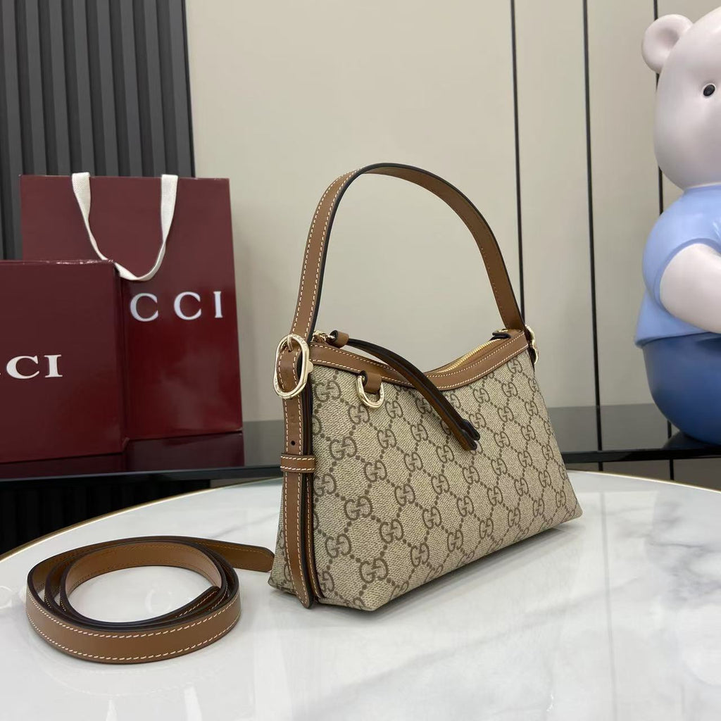 GG Supreme Canvas Shoulder Bag