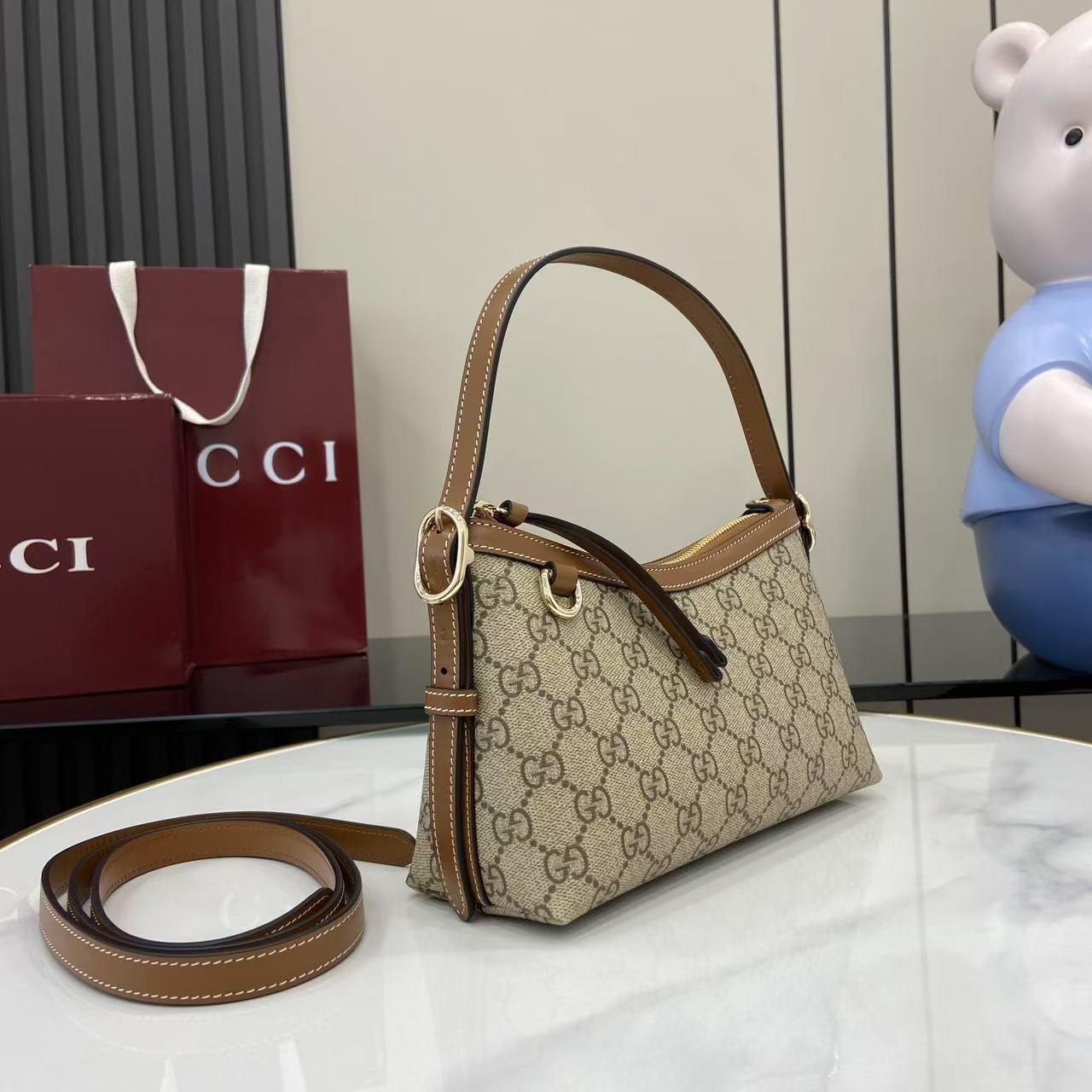 GG Supreme Canvas Shoulder Bag