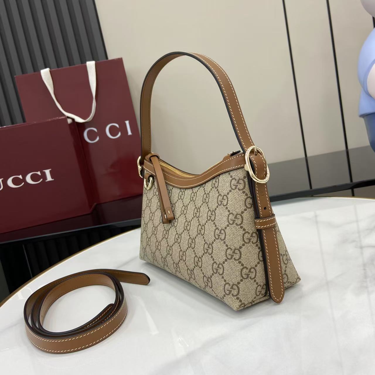 GG Supreme Canvas Shoulder Bag