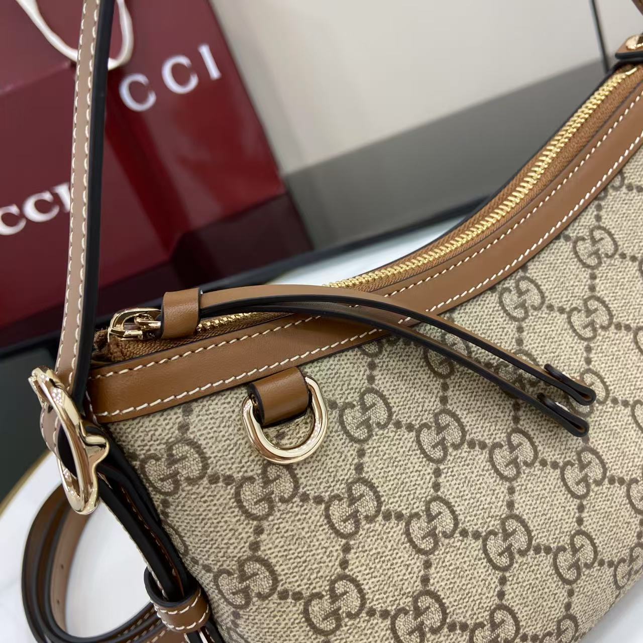 GG Supreme Canvas Shoulder Bag